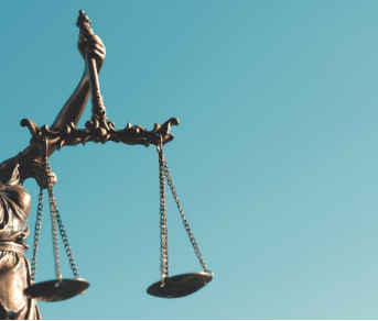 Luật sư hỗ trợ sáp nhập công ty tài chính